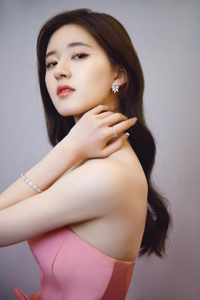 原千惠最新写真照，绽放的美丽与青春的活力