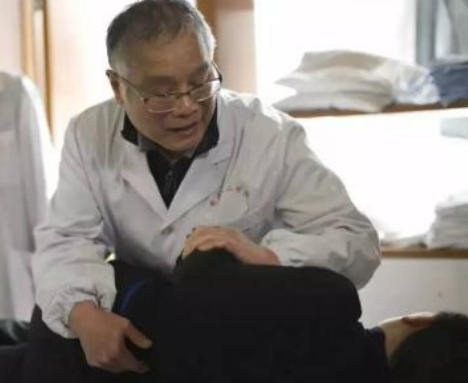 女村长的贴身神医徐方最新章节，医术与领导力的交融